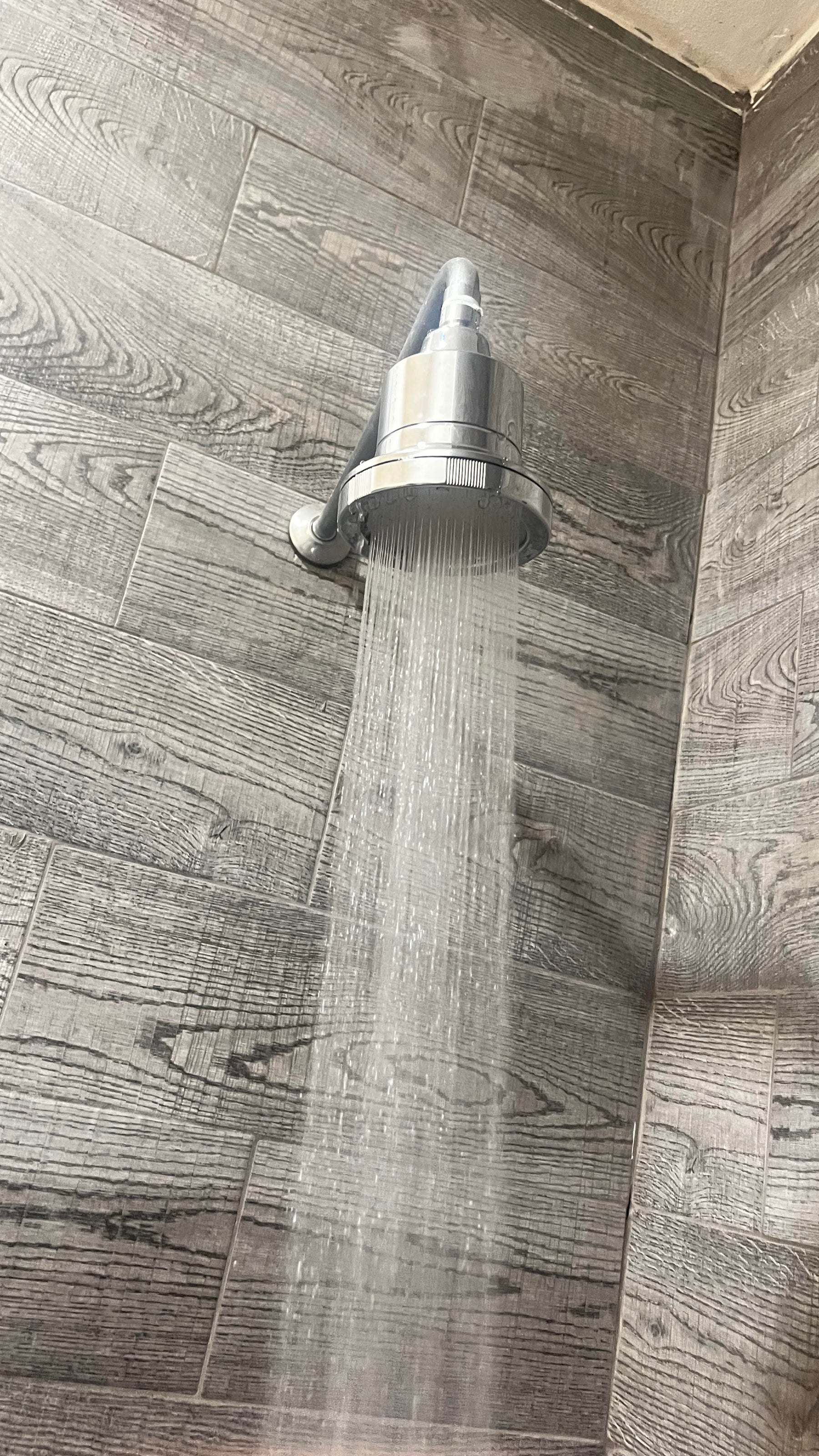 "El agua se siente increíble, muy contenta"